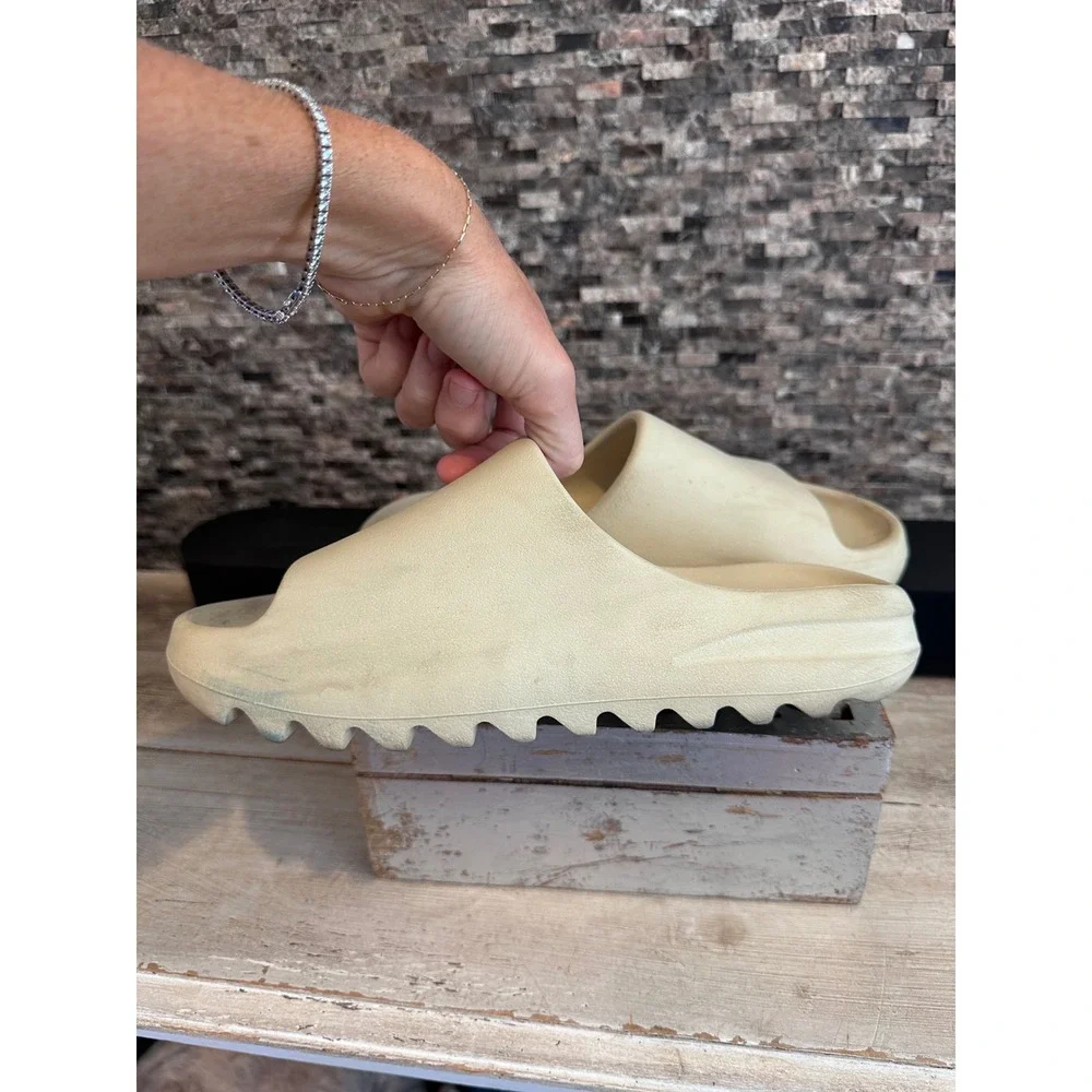 Adidas Yeezy Slide Bone Sand Mens Size 9 US Foam Slip On Sandals GZ5554